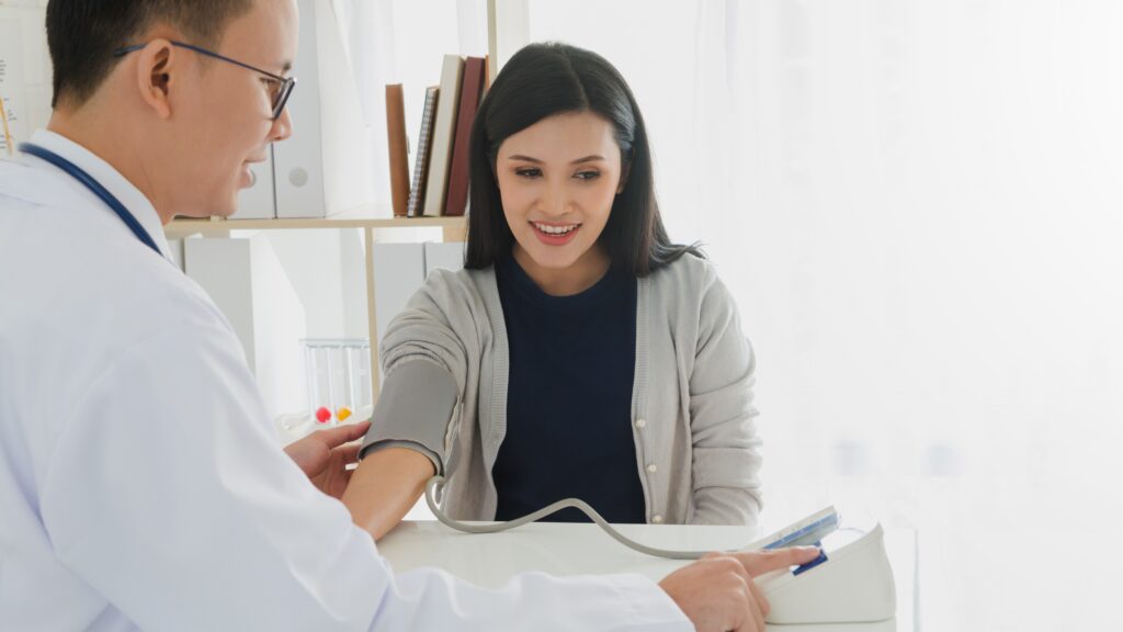 Mulher fazendo check-up anual